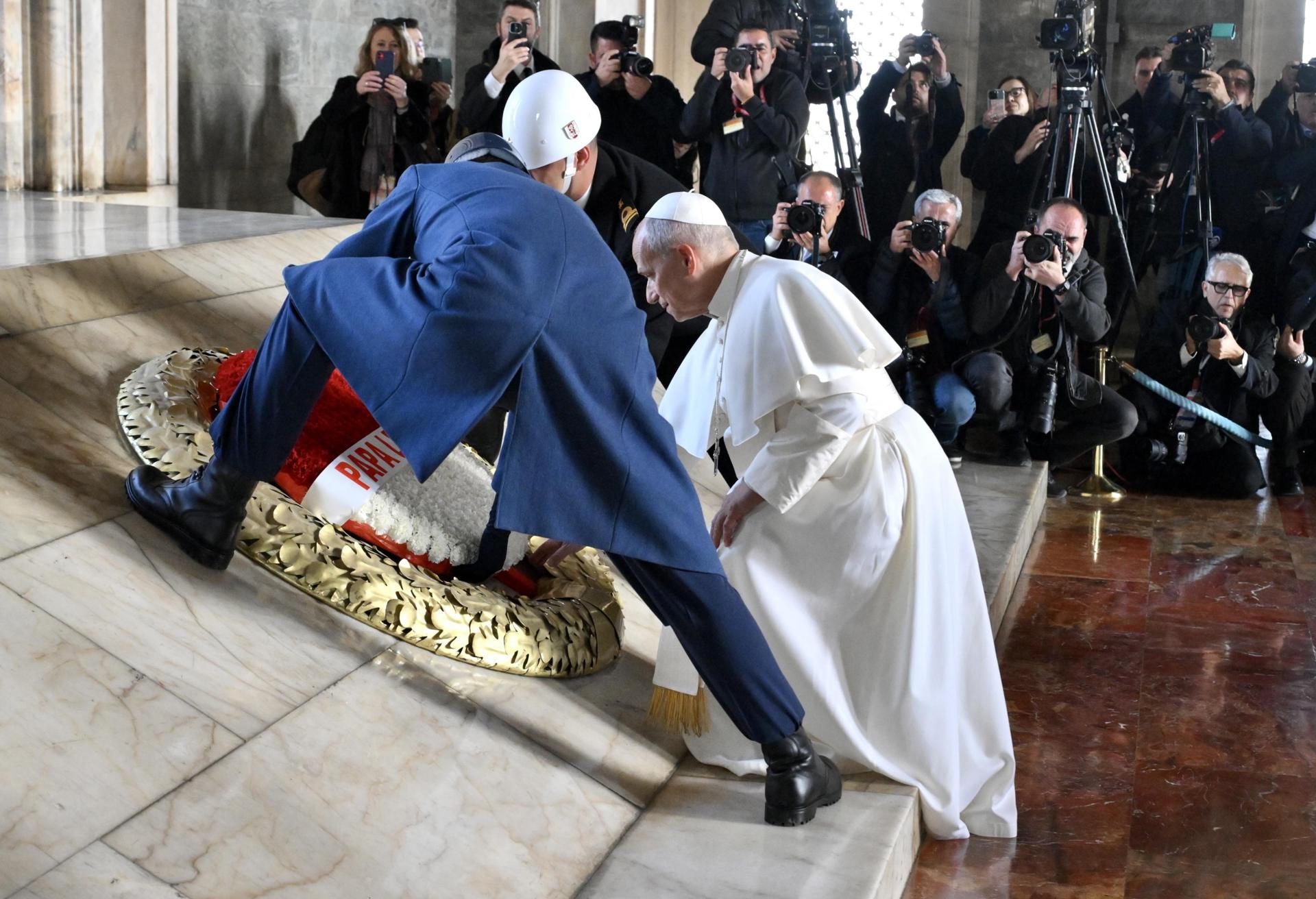 El papa aboga en Turquía por favorecer la contribución de las mujeres en la vida social