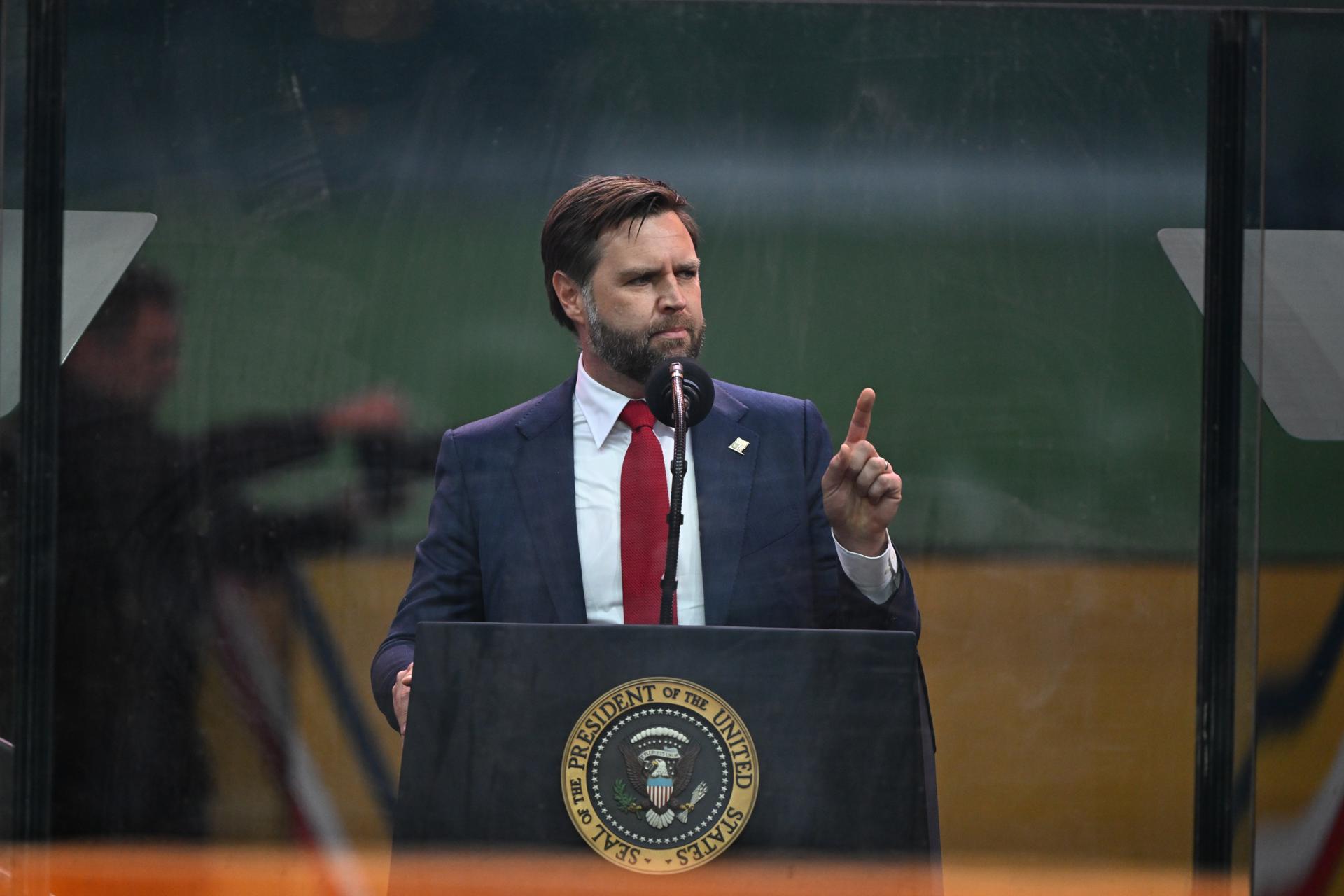 Vance carga contra los demócratas por migrantes y equivoca el nombre del senador Padilla
