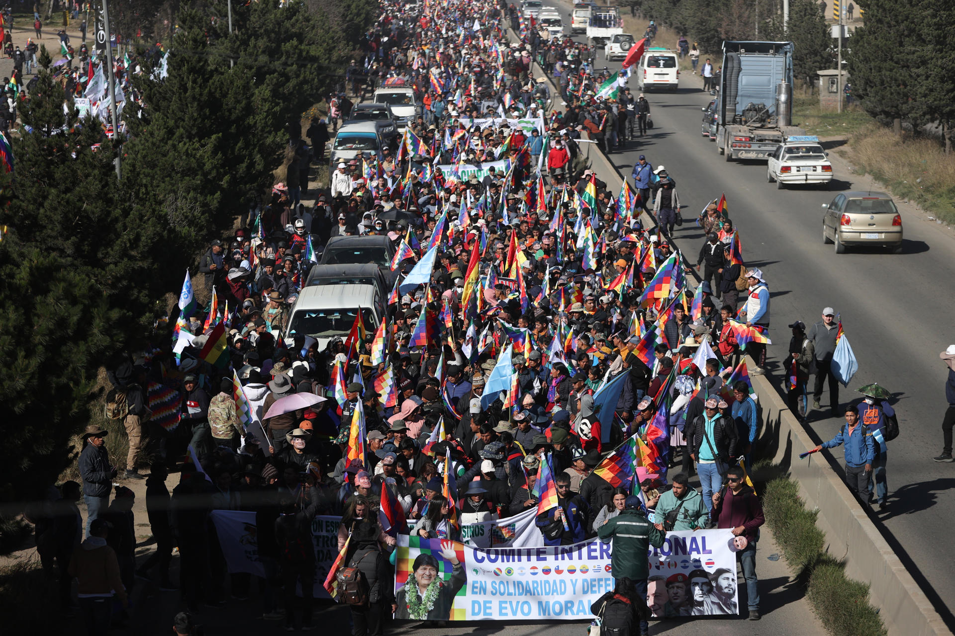Seguidores de Evo Morales inician marcha en La Paz para inscribir su candidatura