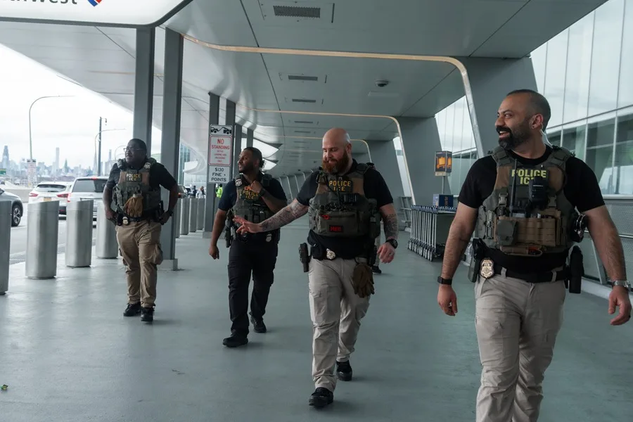 EE.UU. avisa que ICE seguirá en los aeropuertos hasta que vuelvan «100 % a la normalidad»