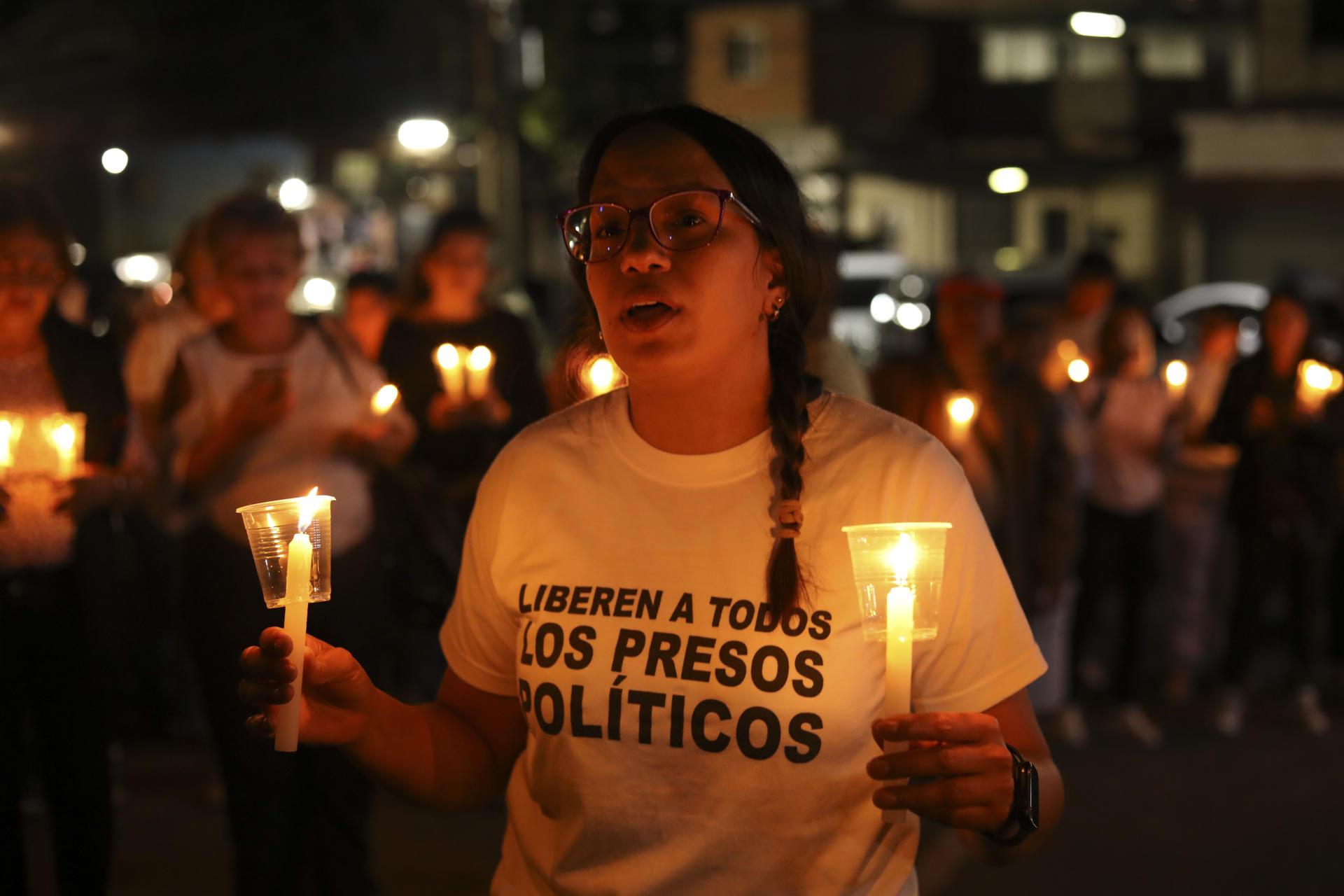 Vigilias en la segunda noche de espera por excarcelación de presos políticos en Venezuela