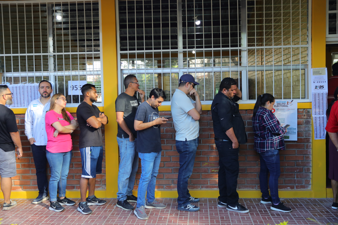 Largas filas y cánticos partidistas marcan el desarrollo de las elecciones en Honduras