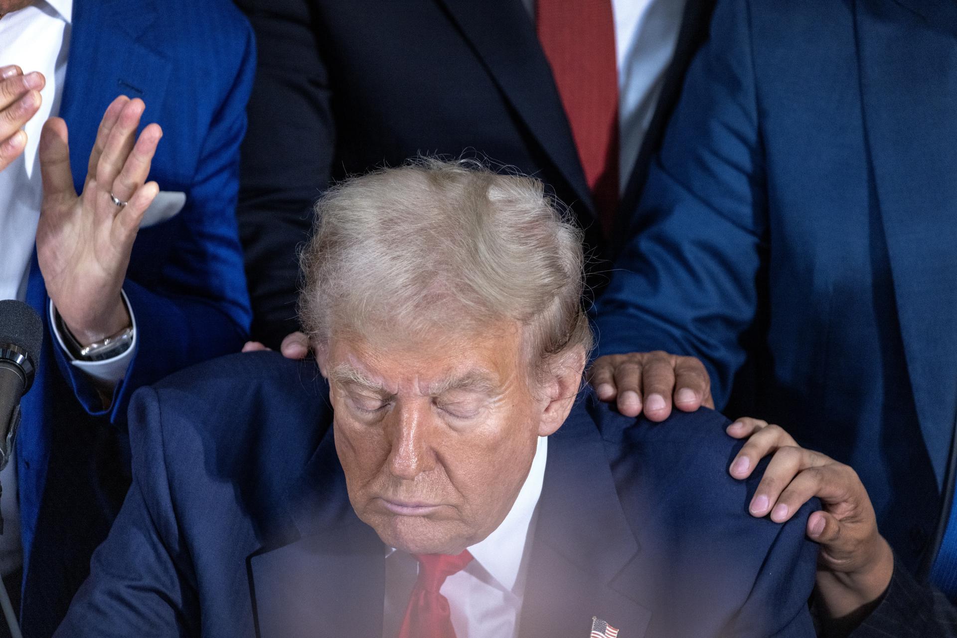 Harris ataca a Trump por haber dicho que quería generales como los de Hitler