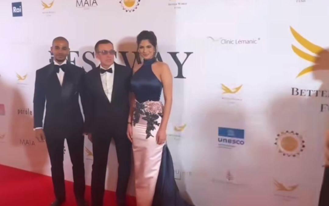 Sheynnis Palacios llega al Festival de Cannes con un vestido azul y blanco