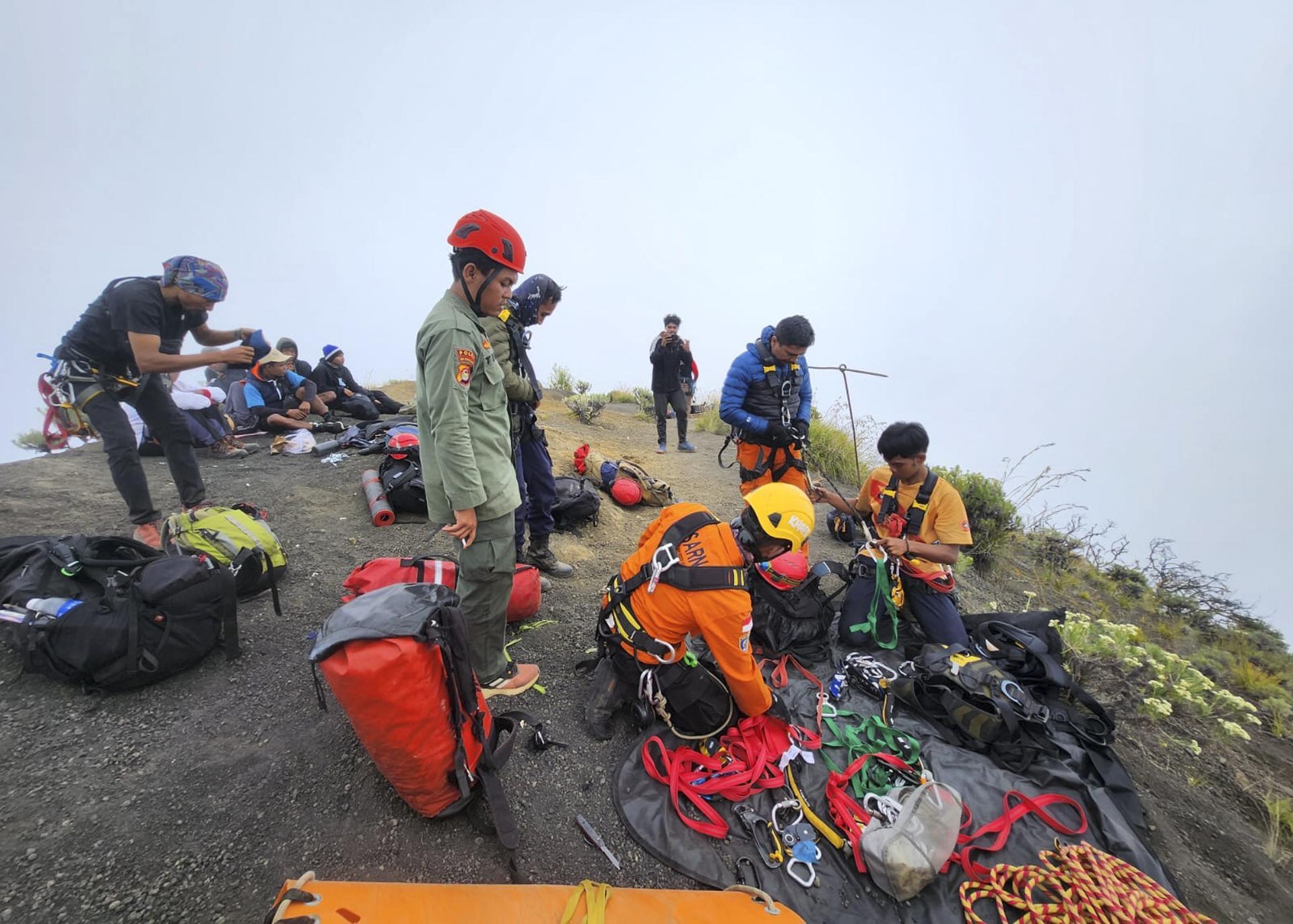 Rescatistas de Indonesia evacúan el cuerpo de la brasileña que se cayó escalando un volcán