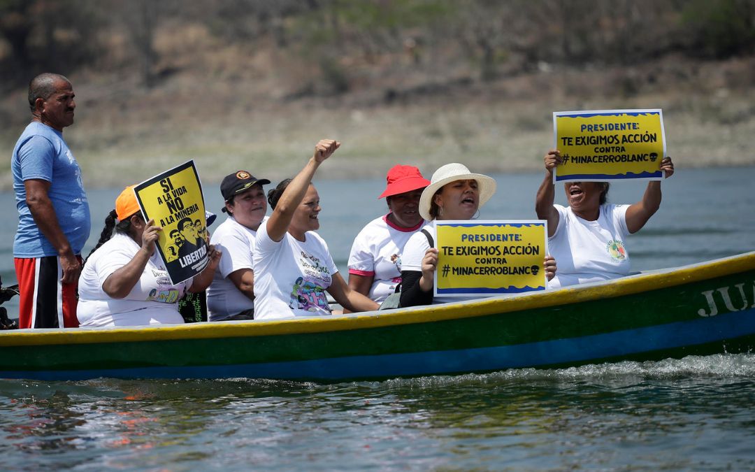 Ambientalistas centroamericanos protestan contra mina Cerro Blanco con marcha acuática