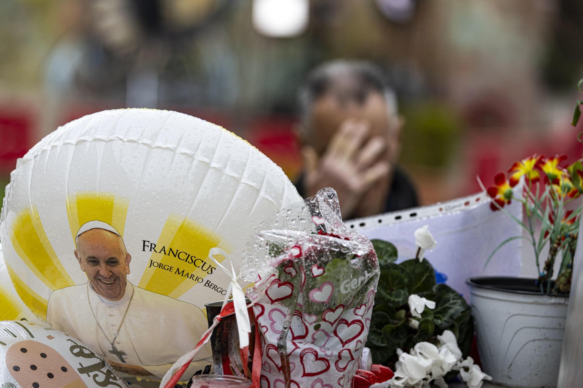 El papa no ha vuelto a sufrir crisis respiratorias y puede levantarse