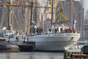 Buque Cuauhtémoc, accidentado el 13 de mayo, es enviado a un muelle de reparación en Brooklyn
