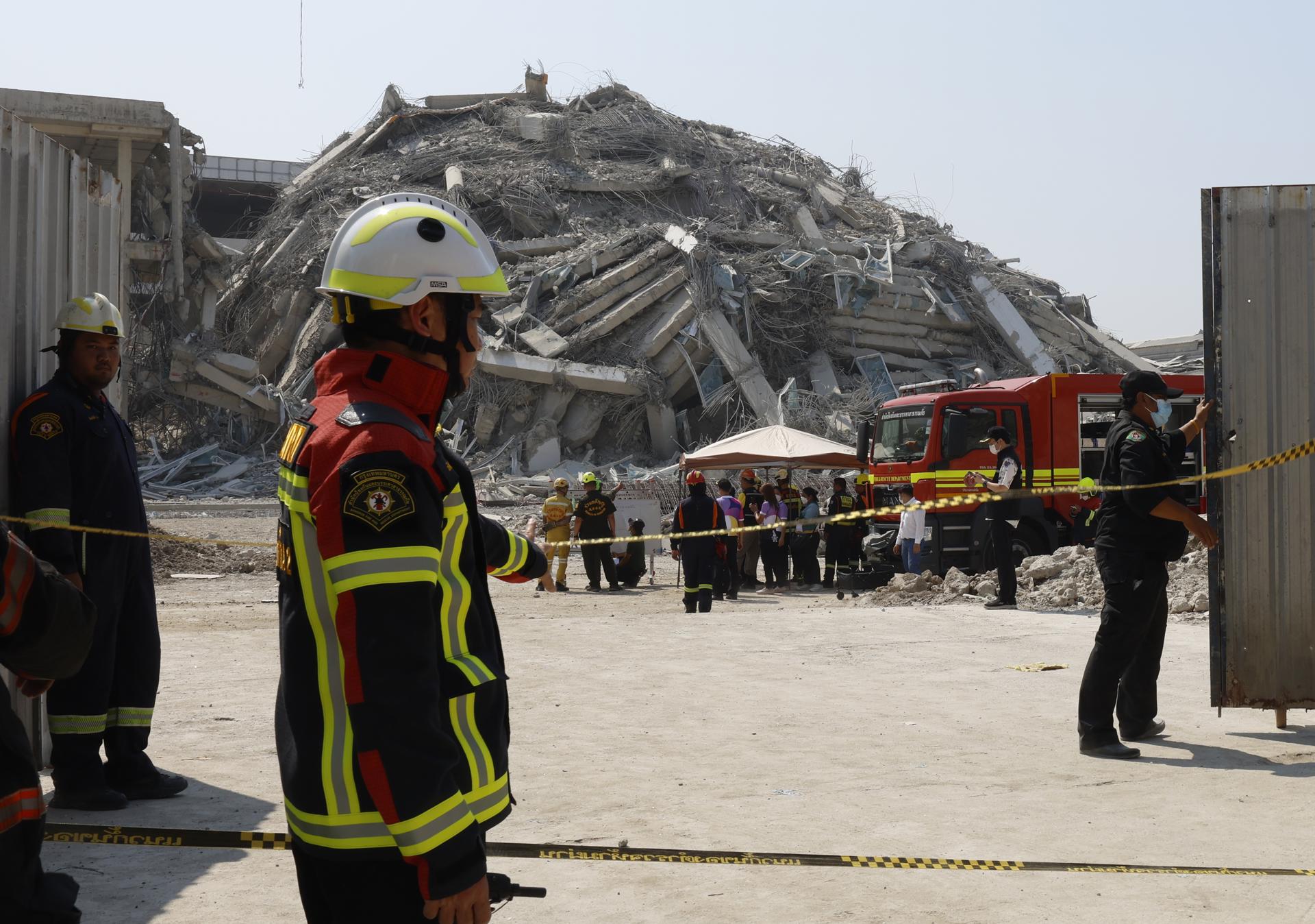 10 muertos, 16 heridos y más de 100 desaparecidos en Bangkok tras terremoto