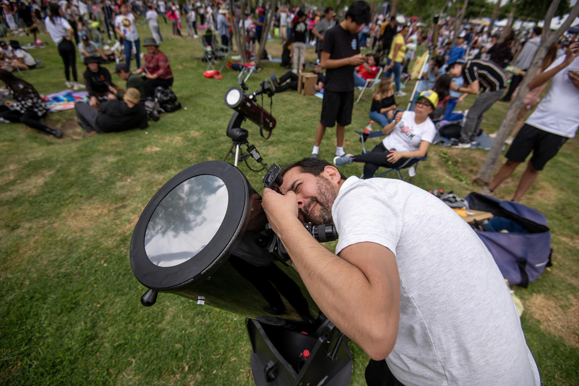 Millones de mexicanos presencian el histórico eclipse solar total
