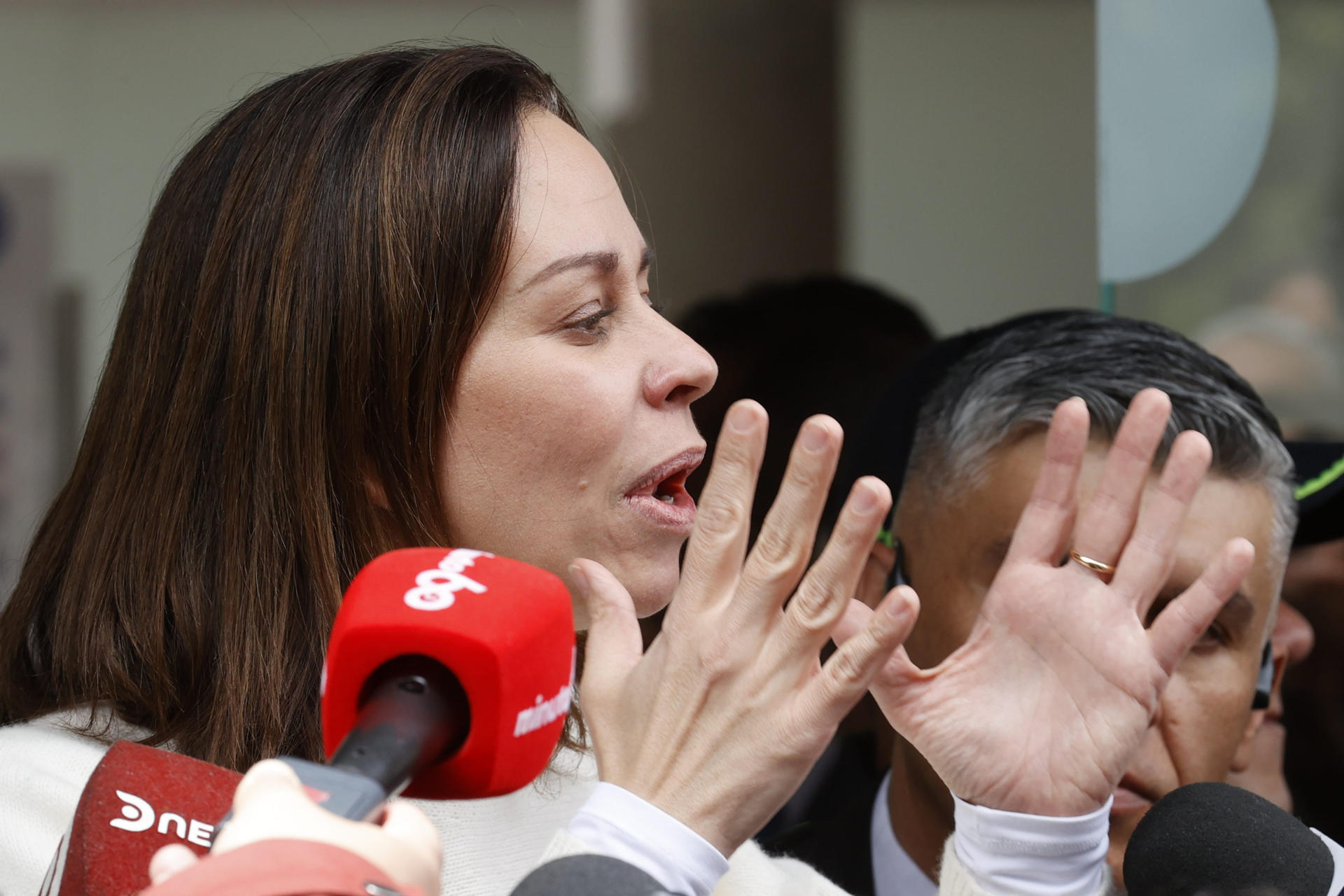 Senador colombiano que sufrió atentado «sigue luchando por su vida», dice su esposa