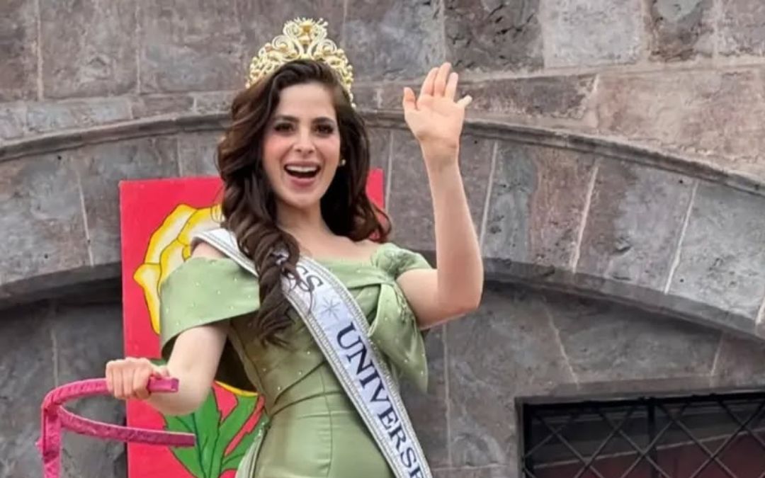Miss Universo sufre un ligero quebranto de salud durante un desfile en ciudad de Ecuador