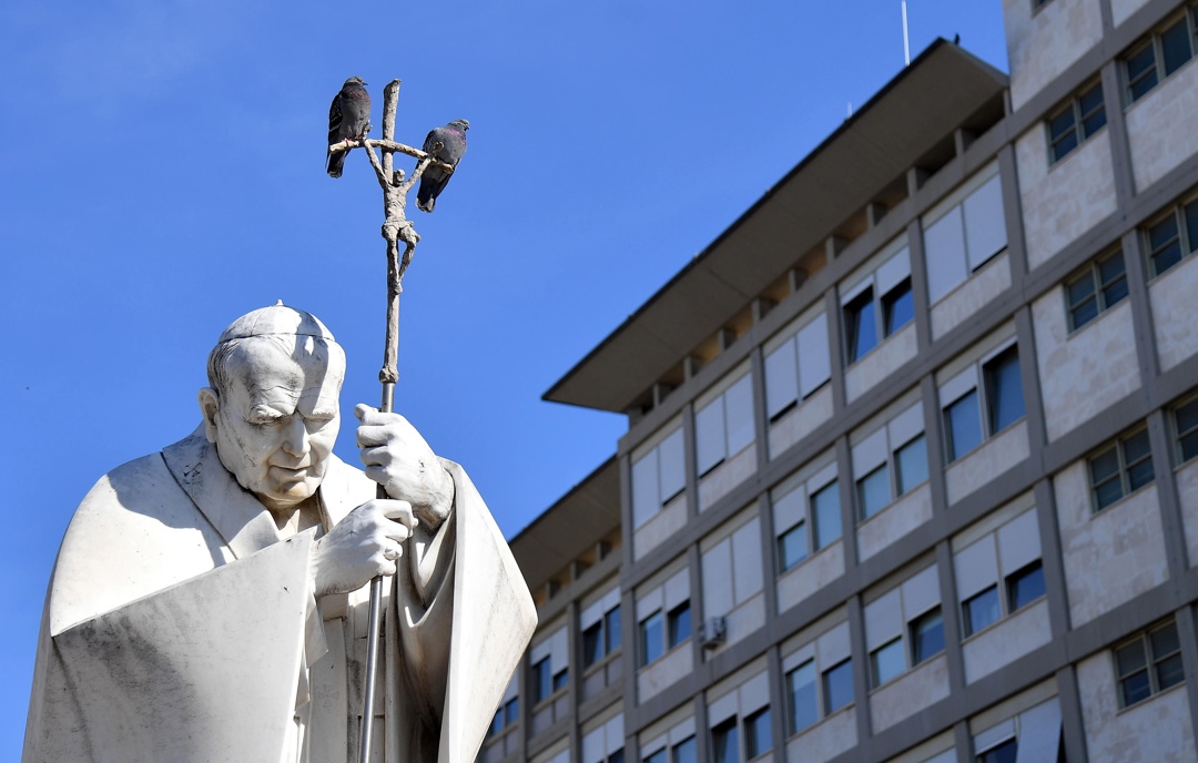 El papa pasó una noche tranquila y descansó tras su crisis respiratoria