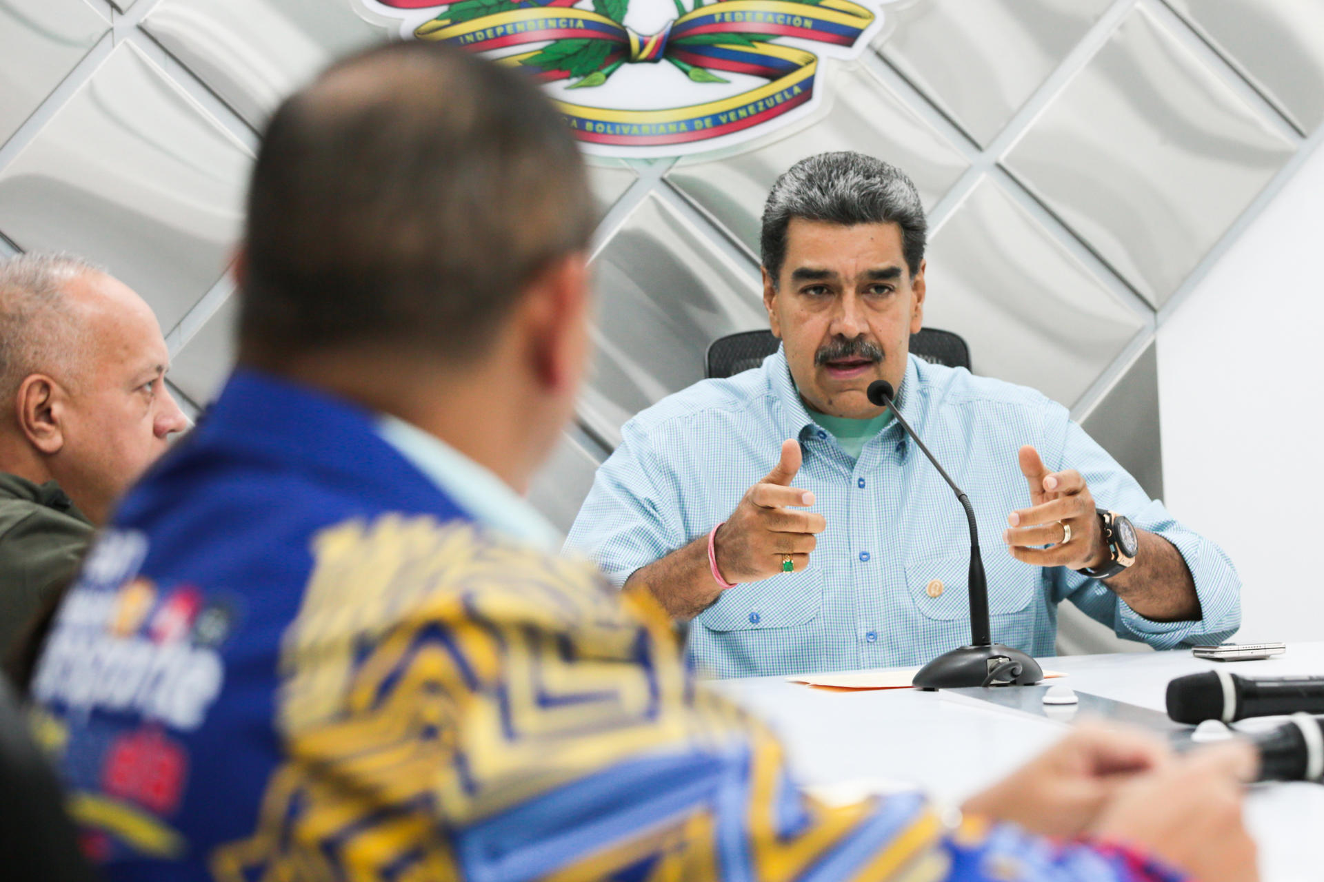 Maduro dice que «una cuenta llamada Anonymous» había amenazado con un apagón nacional