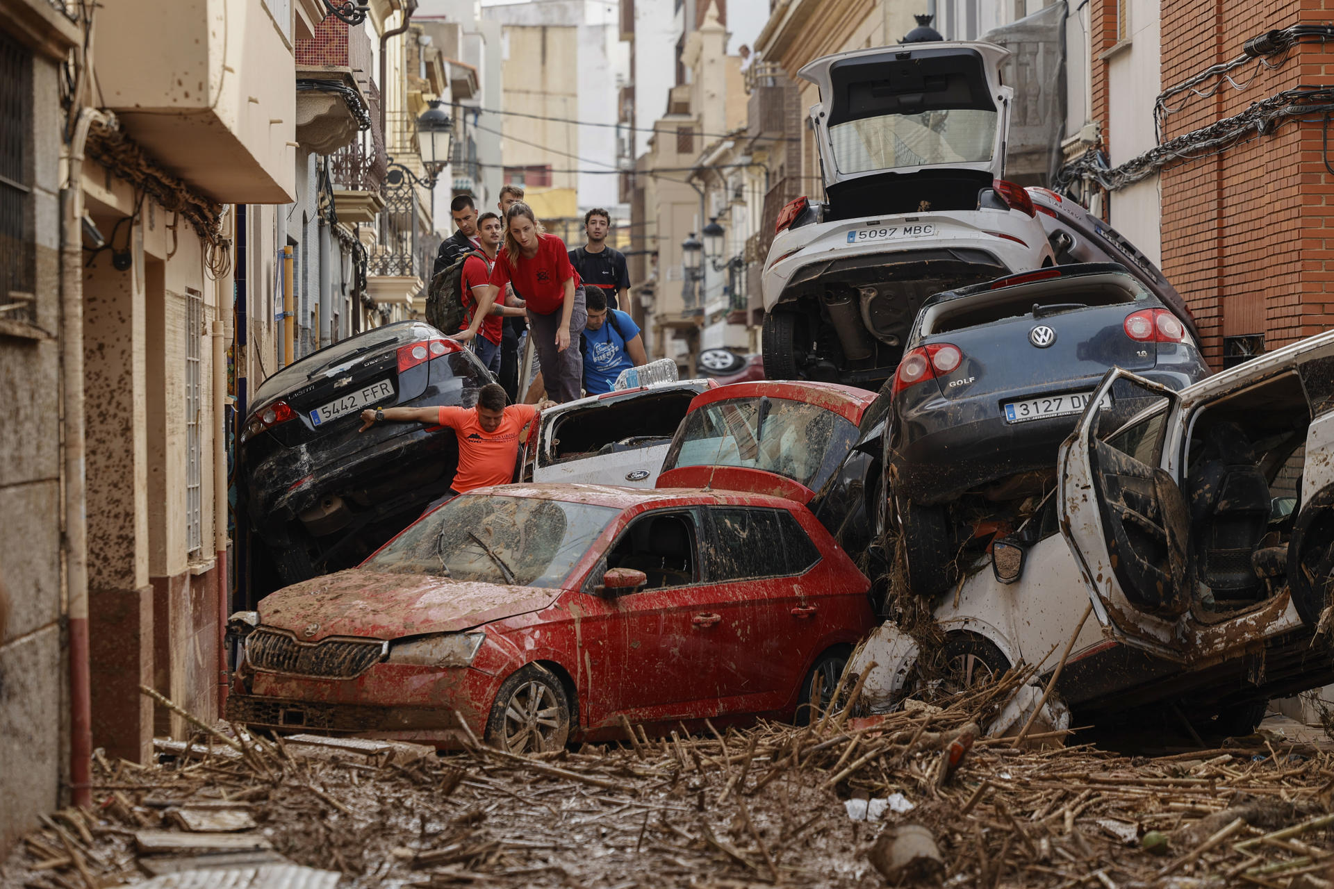 Más de 200 muertos en España por las inundaciones y sigue la búsqueda de desaparecidos