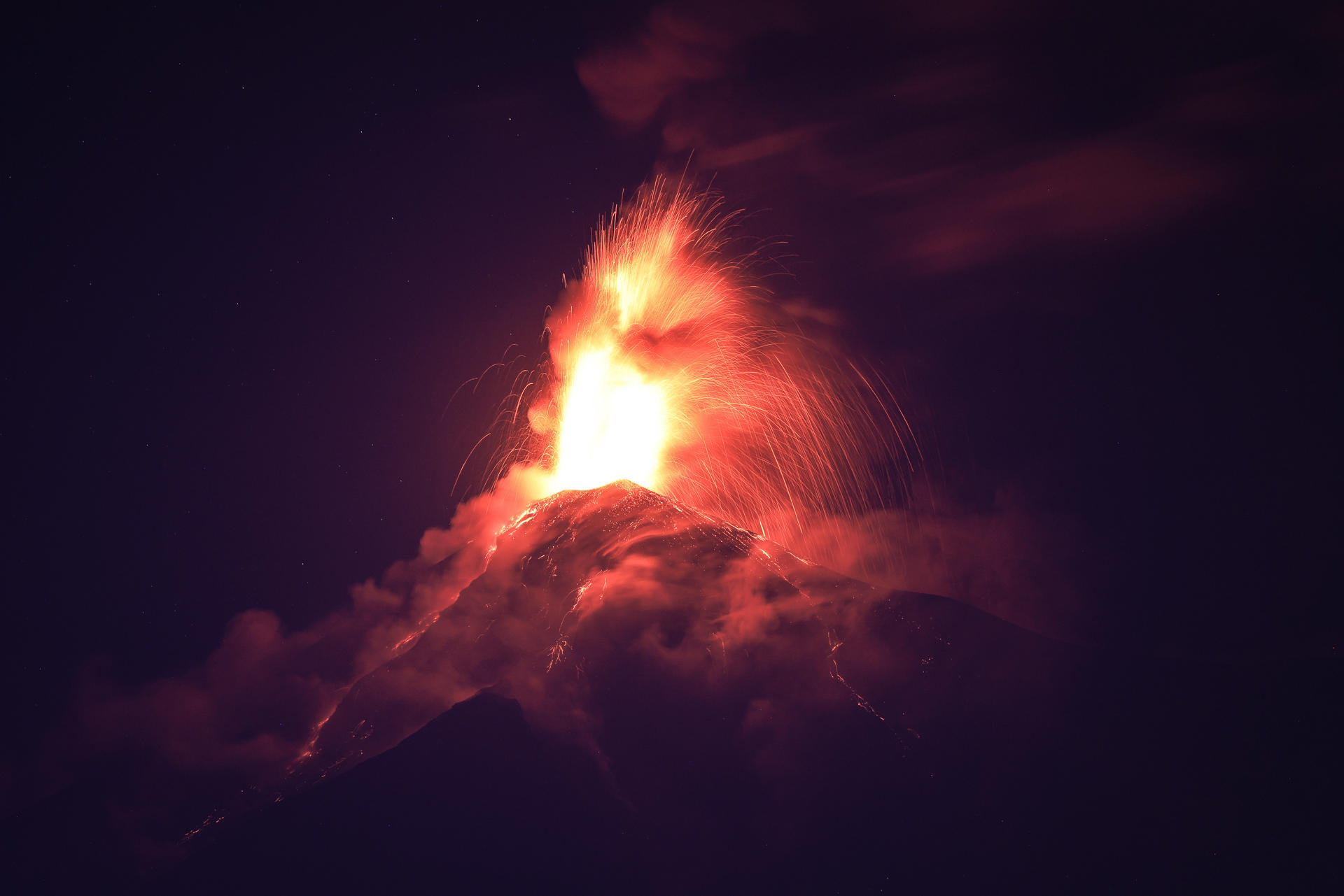 Volcán de Fuego vuelve a la calma pero autoridades de Guatemala continúan en alerta