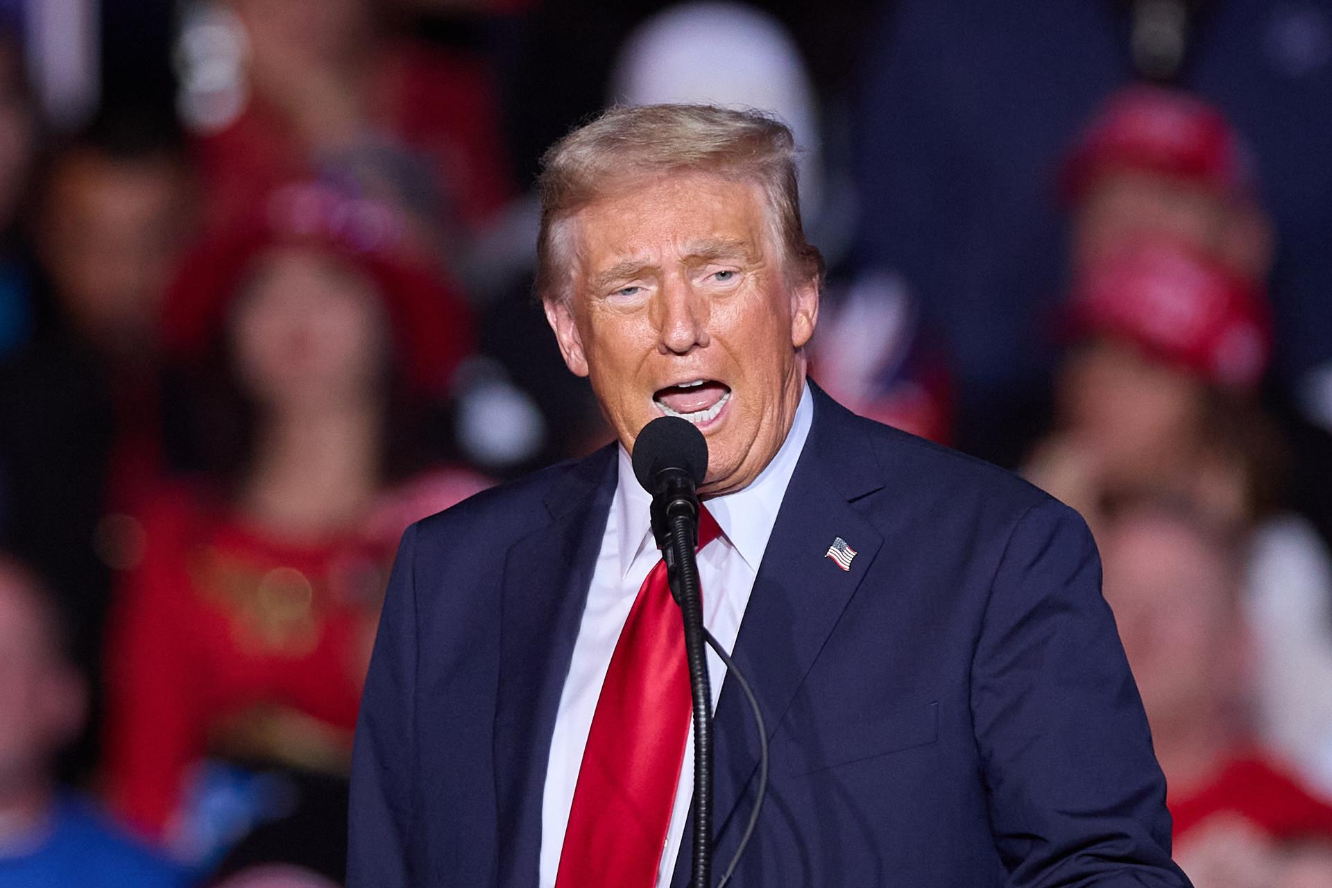 Trump dice que demandará a más medios de comunicación, a los que «hay que enderezar»