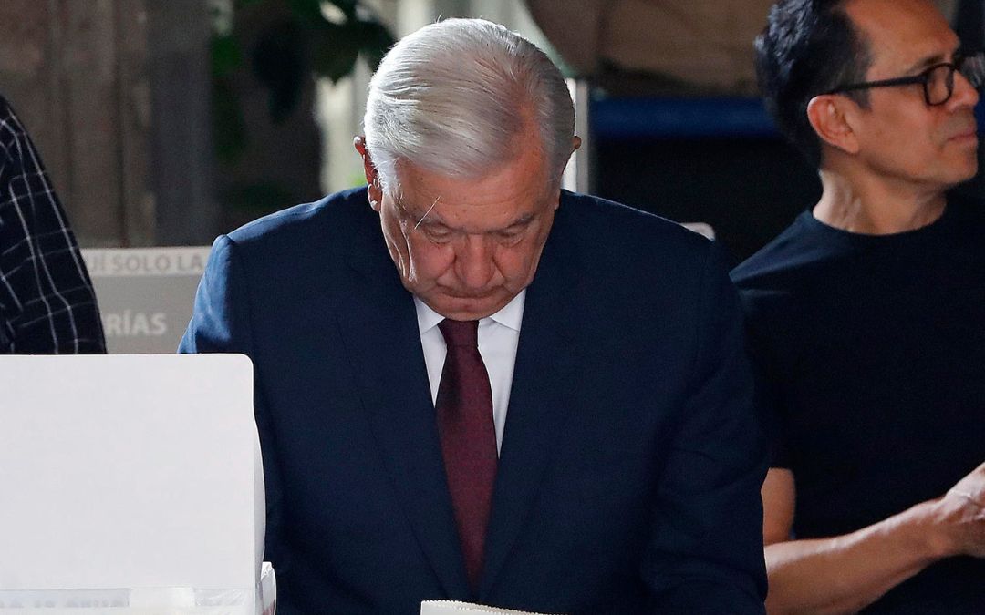 «¡Ánimo!», dice López Obrador tras votar en las elecciones de México
