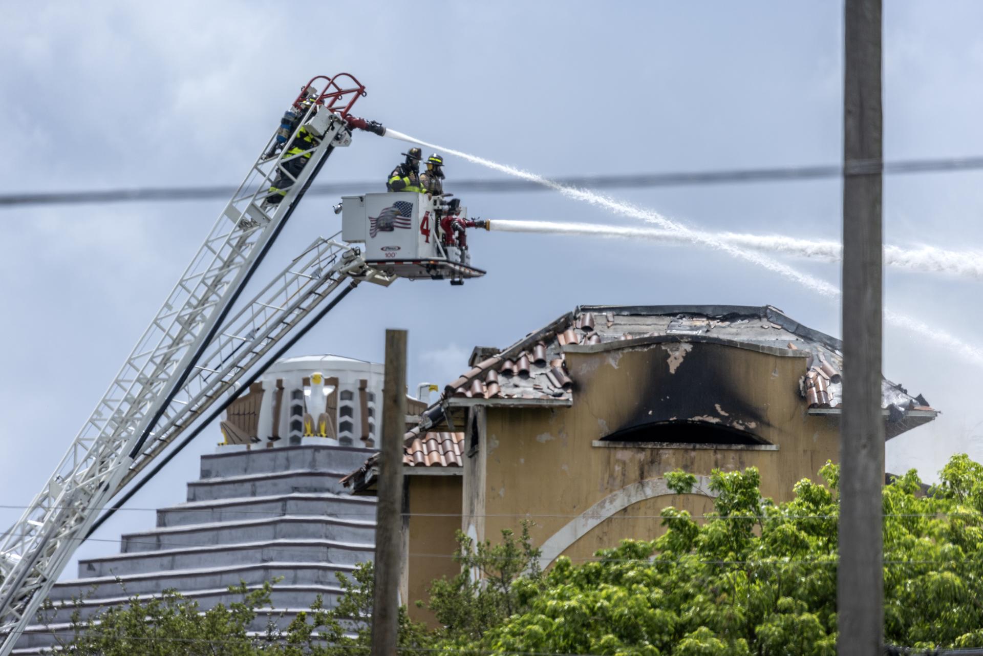 Acusan de intento de asesinato al sospechoso del tiroteo e incendio en un edificio de Miami