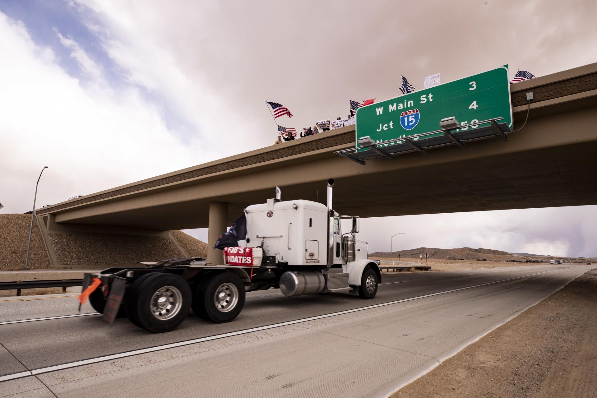 Camioneros latinos, los «reyes» de la carretera en EE.UU., pero también los «esclavos»