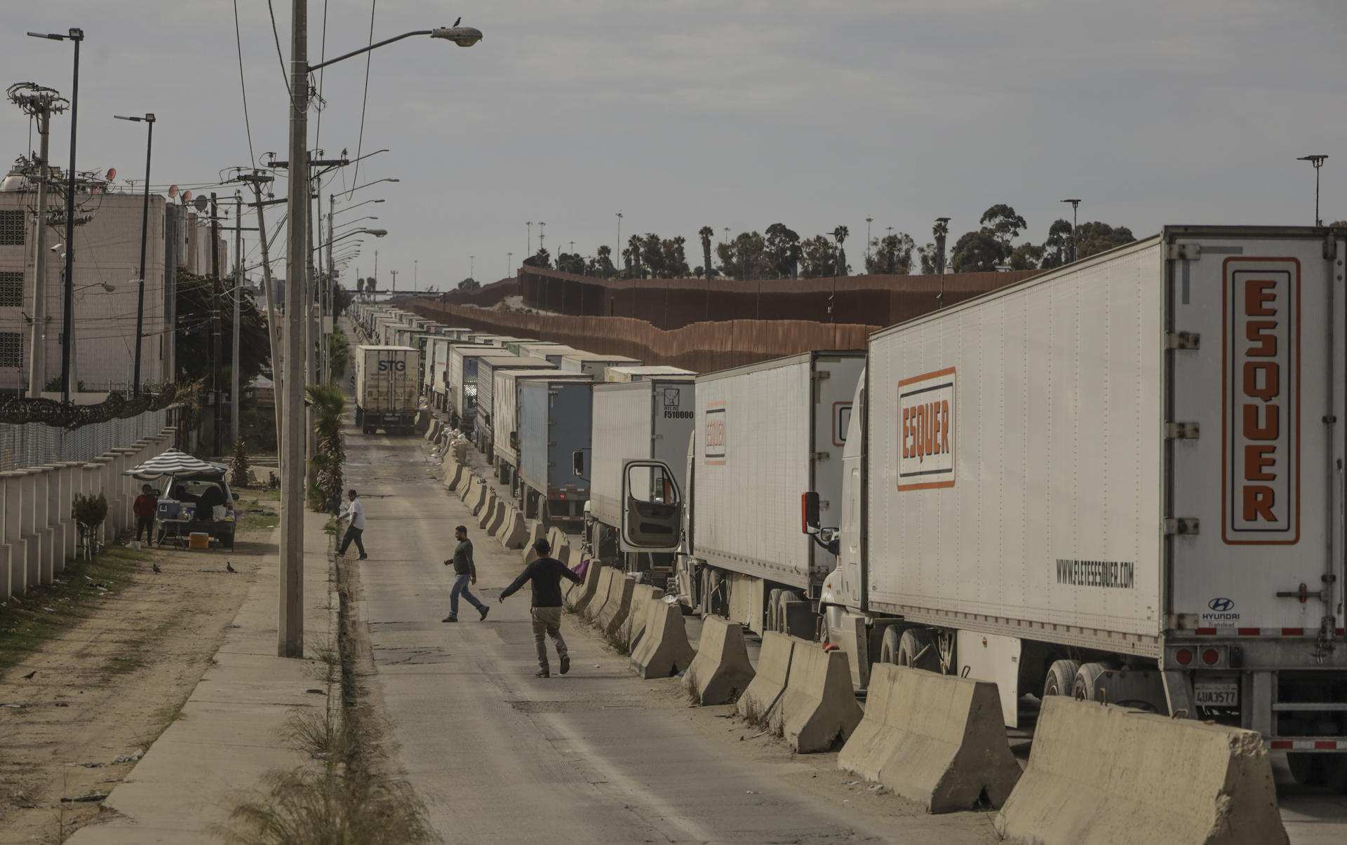 Exportadores en México tardan hasta ocho horas en cruzar a EE.UU. tras medidas de Trump