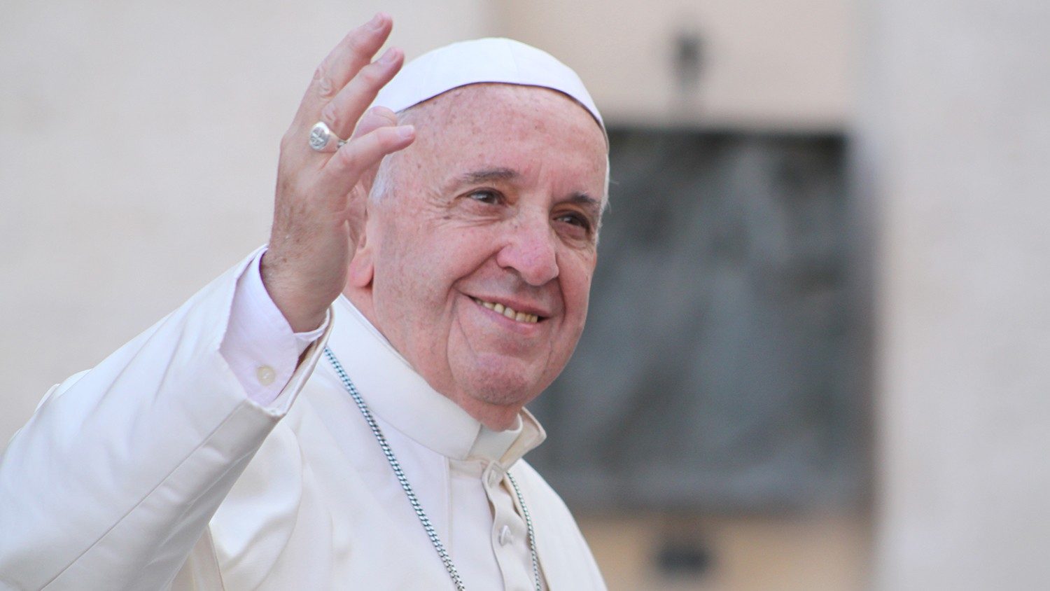 El papa sufre una caída sin fracturas y le inmovilizan el brazo por precaución