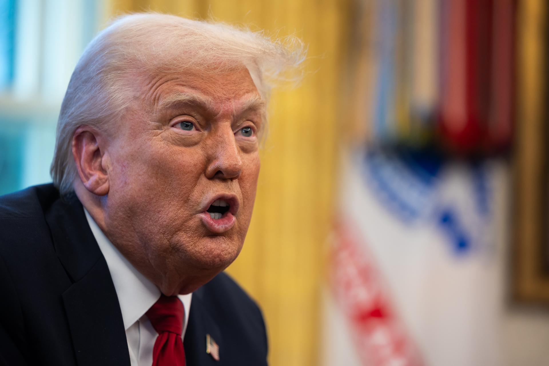 Trump da las gracias a Bukele por recibir a «criminales» deportados por Estados Unidos