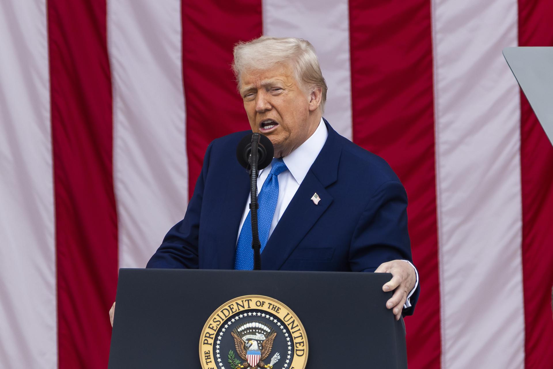 Trump planea dejar sin permiso de trabajo a quienes pidan asilo en Estados Unidos, según CBS