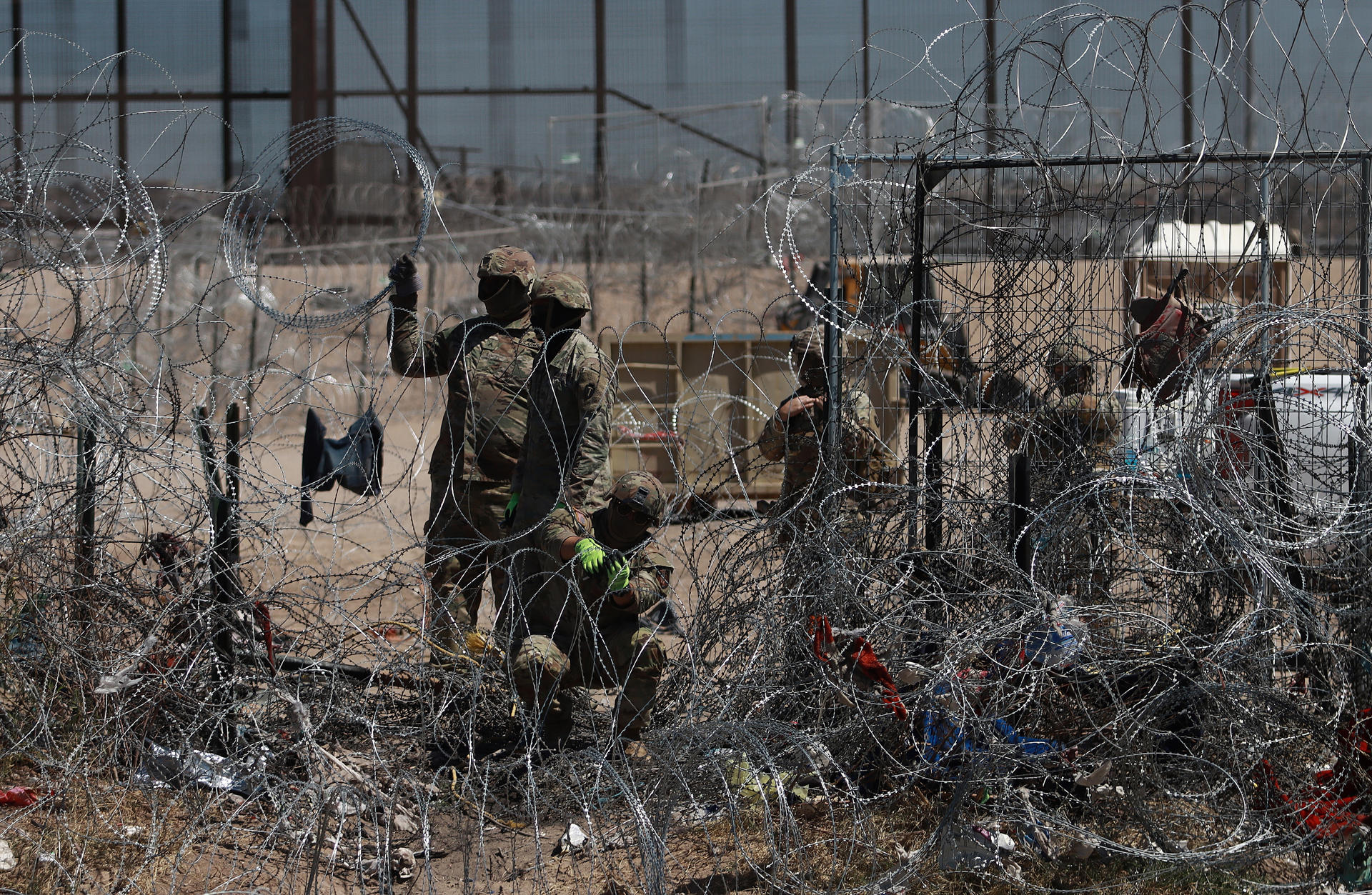 Migrantes en México denuncian que Texas coloca una nueva barricada para impedirles acampar