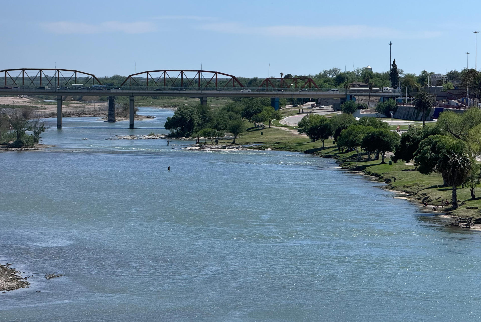 Embajada de EEUU en México avisa que han instalado barreras flotantes en el río Bravo