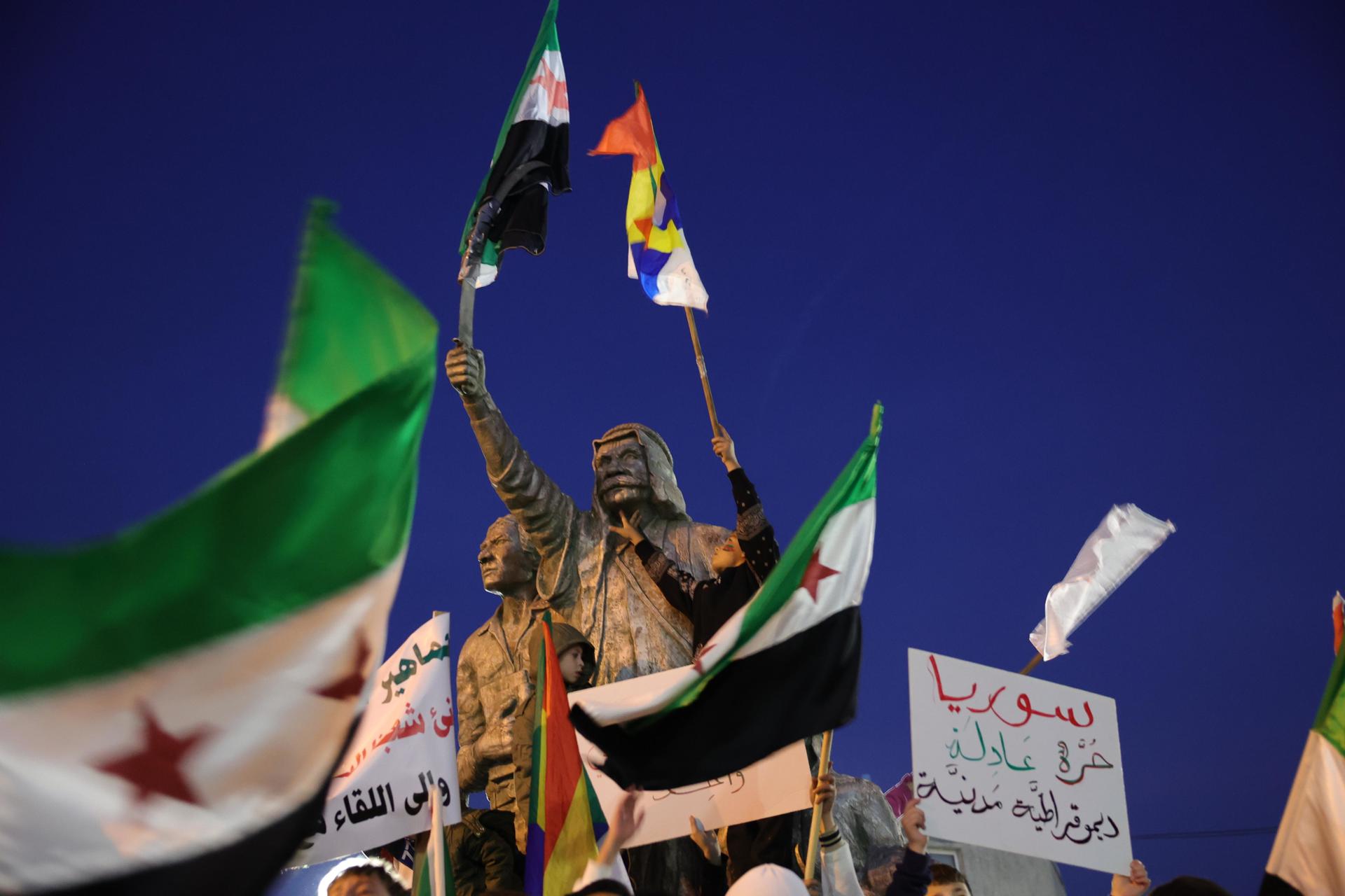 Insurgentes encargan formar gobierno en Siria al presidente de la administración de Idlib