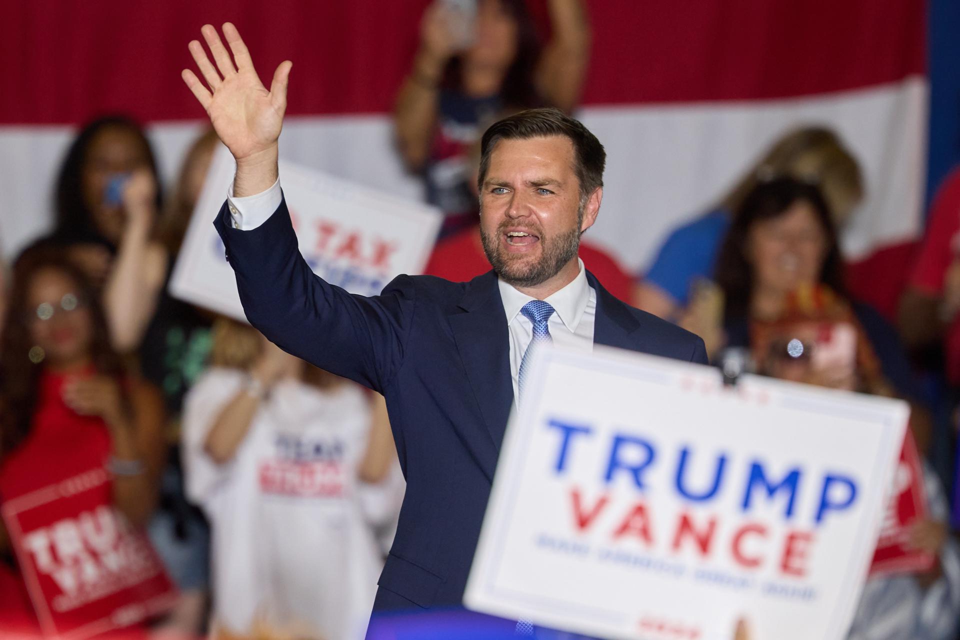 Vance aboga por «deshacer» política migratoria de Biden y deportar primero a criminales