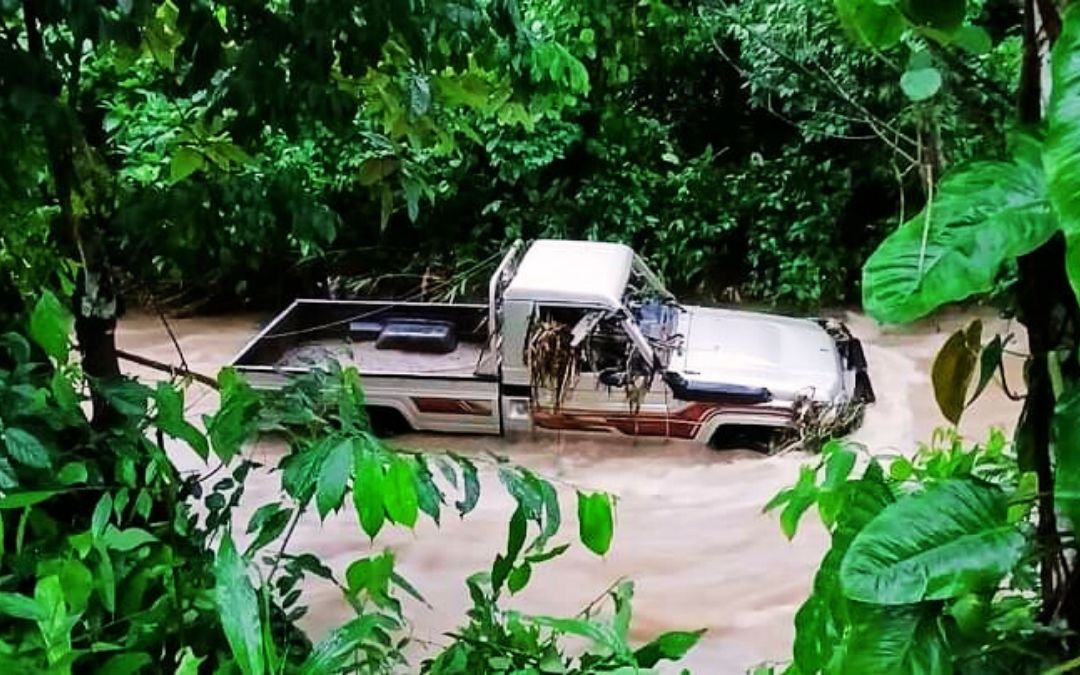 Ciudadano muere al intentar cruzar un río crecido a bordo de una camioneta