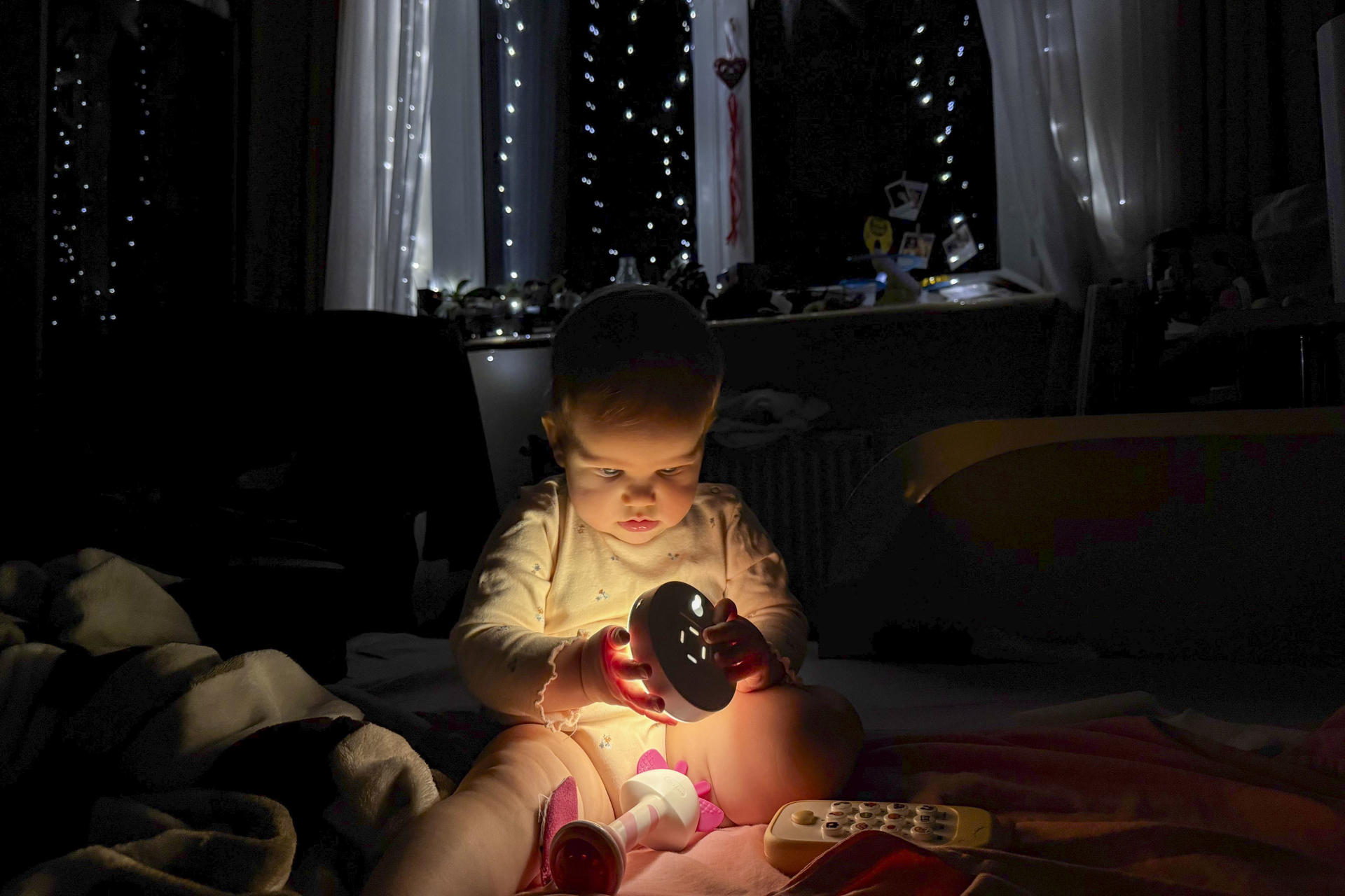 Madres ucranianas protegen a sus hijos del frío ante los cortes de energía y ataques rusos