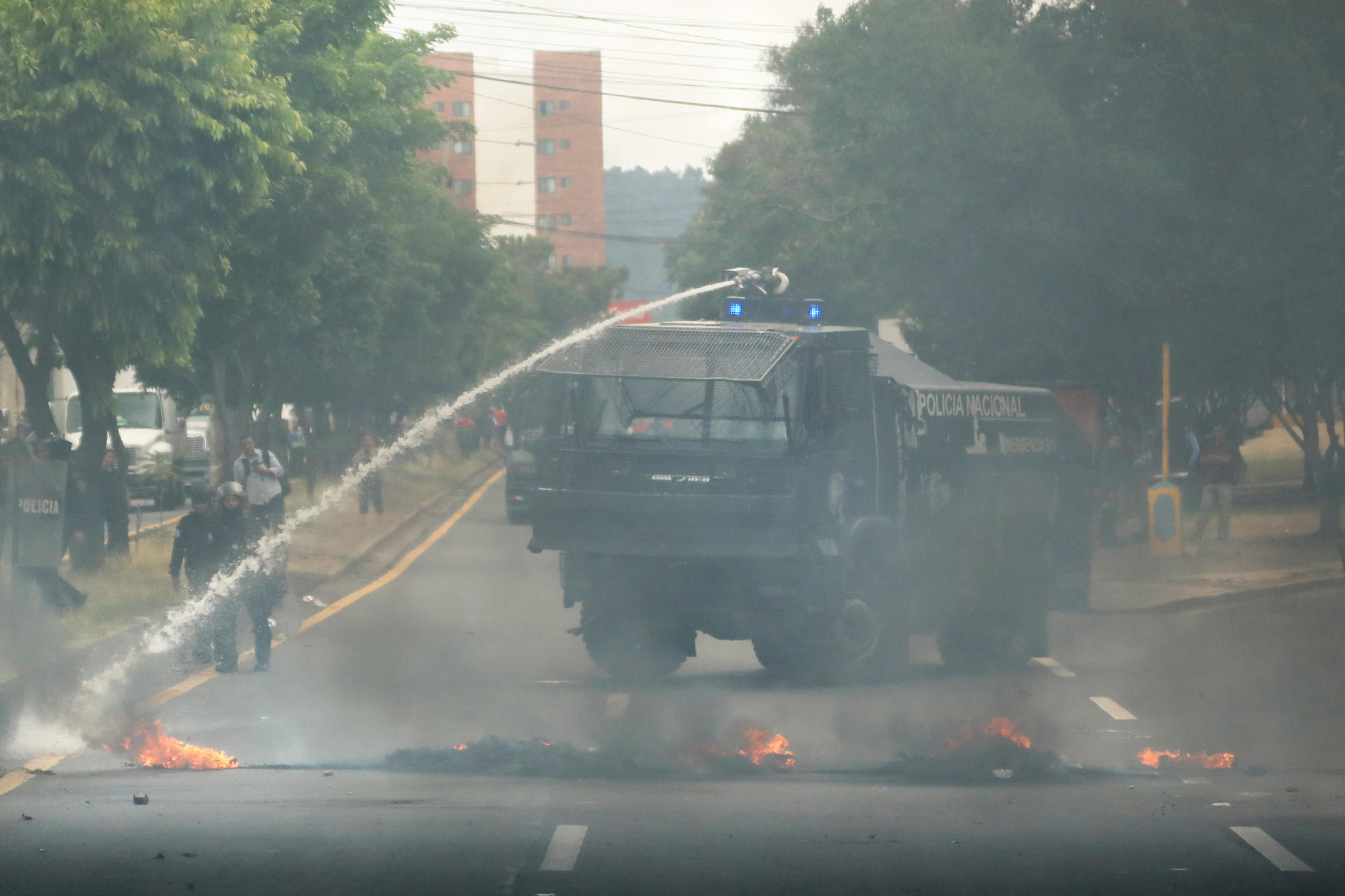 Policía hondureña usa cañones de agua para dispersar protesta de militantes oficialistas