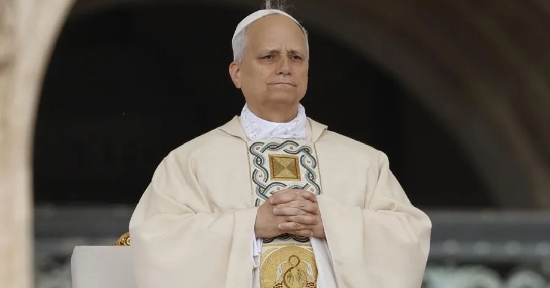 León XIV recibe conmovido el palio y el Anillo del Pescador, símbolos del poder pontificio