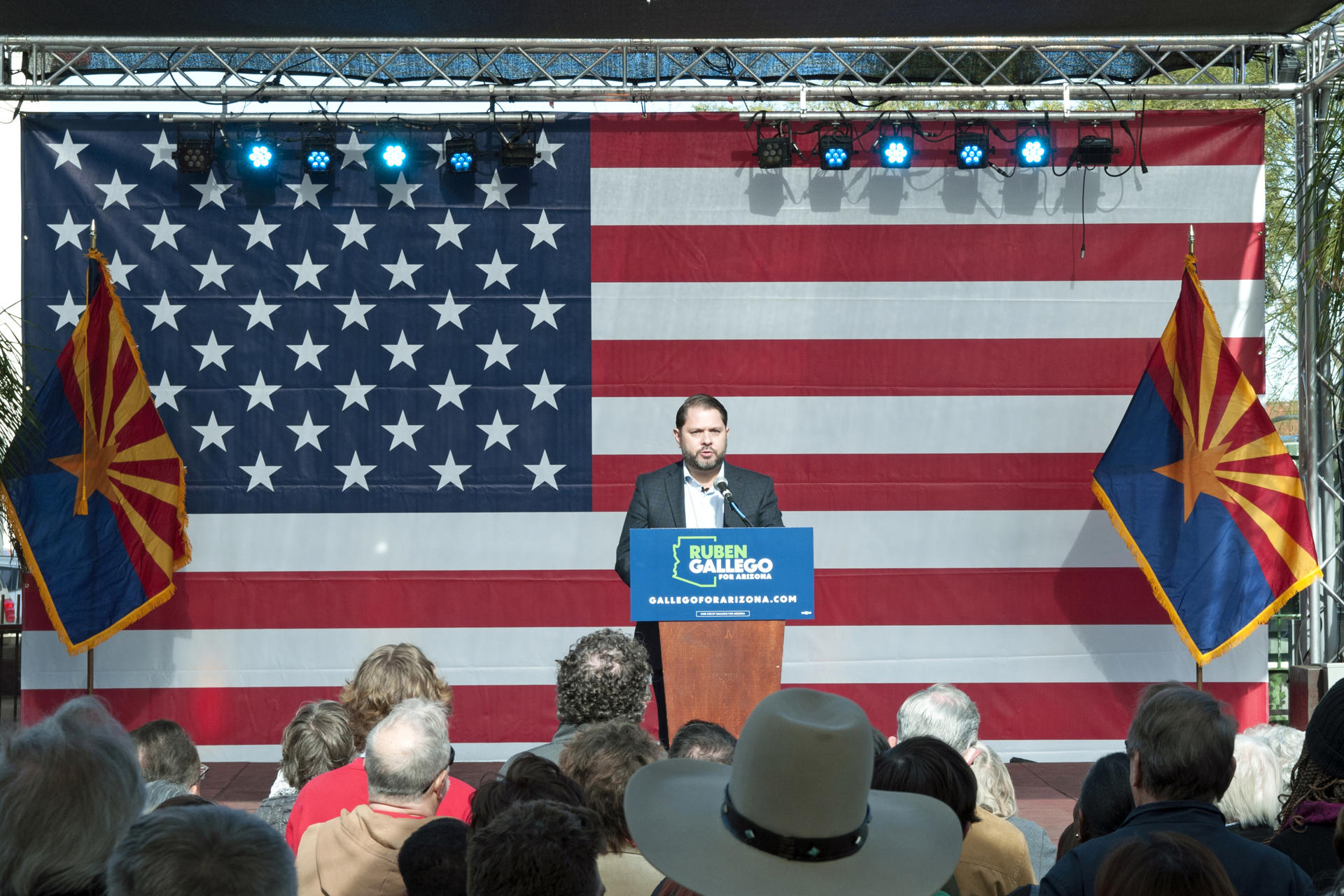 Rubén Gallego hace historia como el primer latino en llegar al Senado de EEUU por Arizona