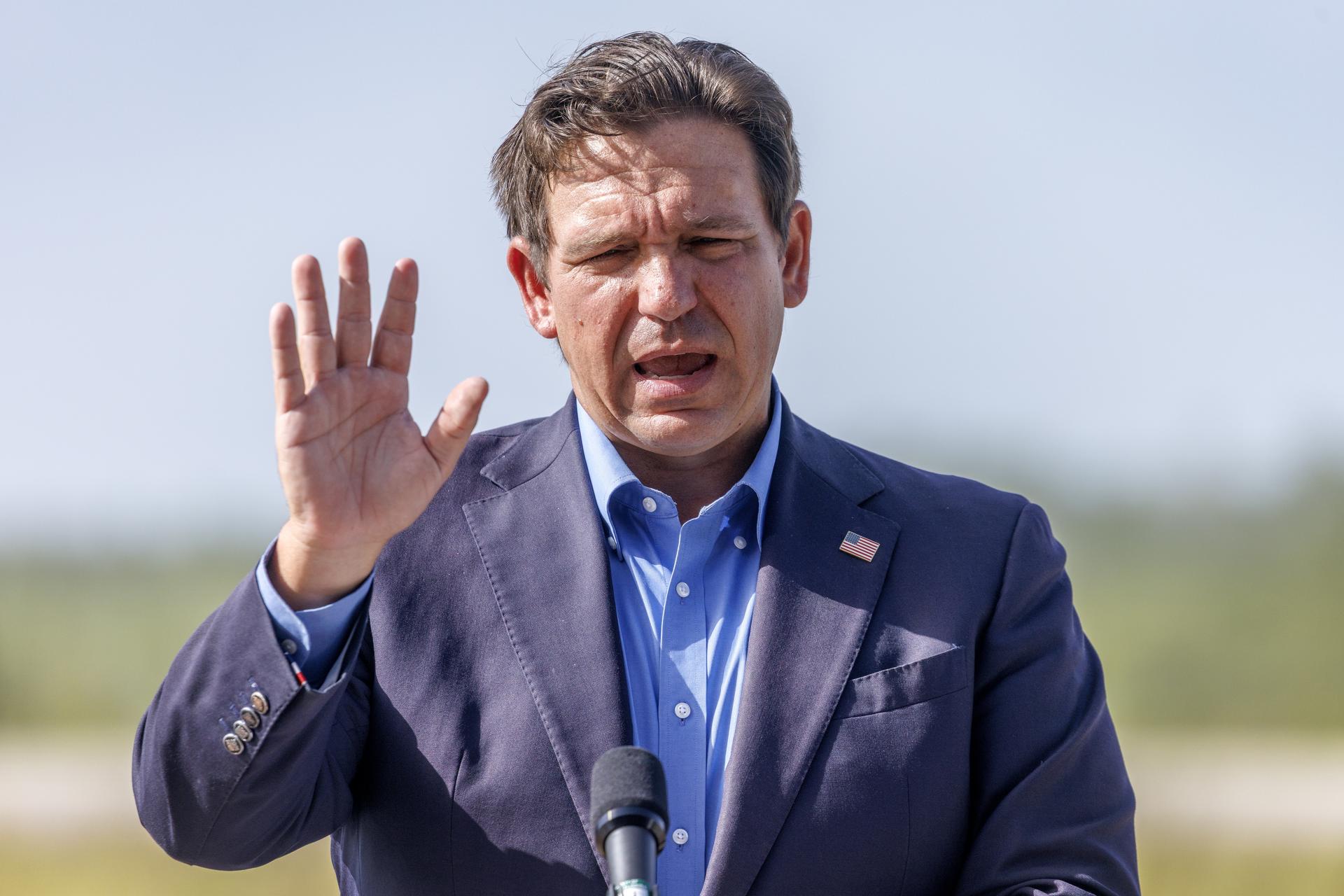 Demócratas piden indagar a DeSantis por desviar fondos a campañas contra aborto y cannabis