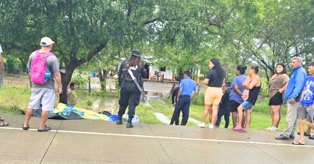 Rayo mata a pareja cuando esperaban un bus en Chinandega