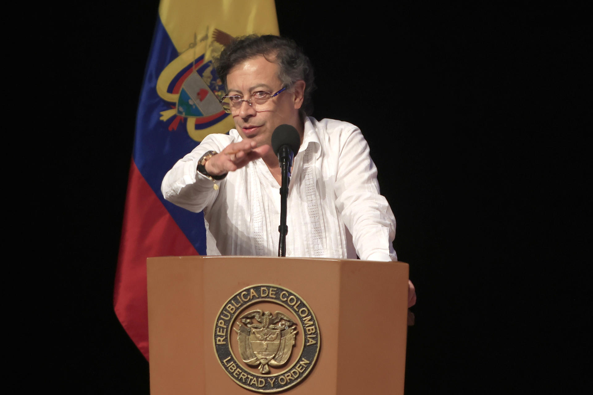 Petro dice que hay un intento mediático de responsabilizarlo del atentado contra senador
