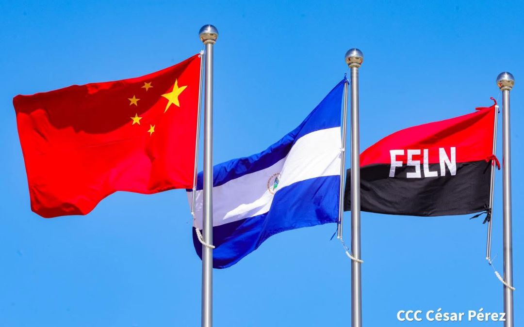 La bandera china ondea en Managua: la foto que grafica el entreguismo del régimen a Pekín