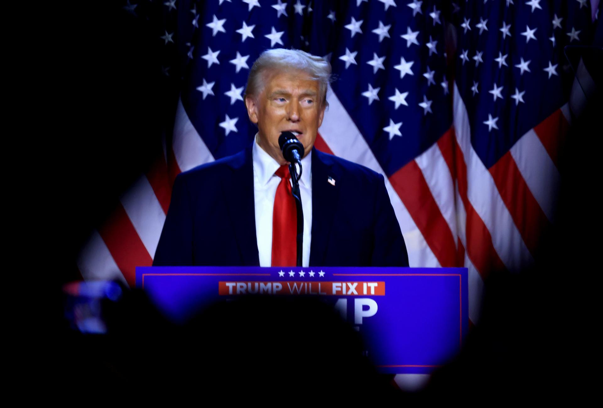Trump considera que el debate sobre los baños trans «ha destrozado» Estados Unidos