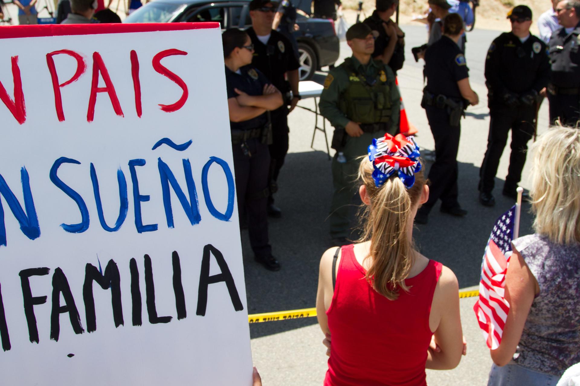 Una jueza de EE.UU. ordena dar albergue seguro para niños migrantes que cruzan la frontera