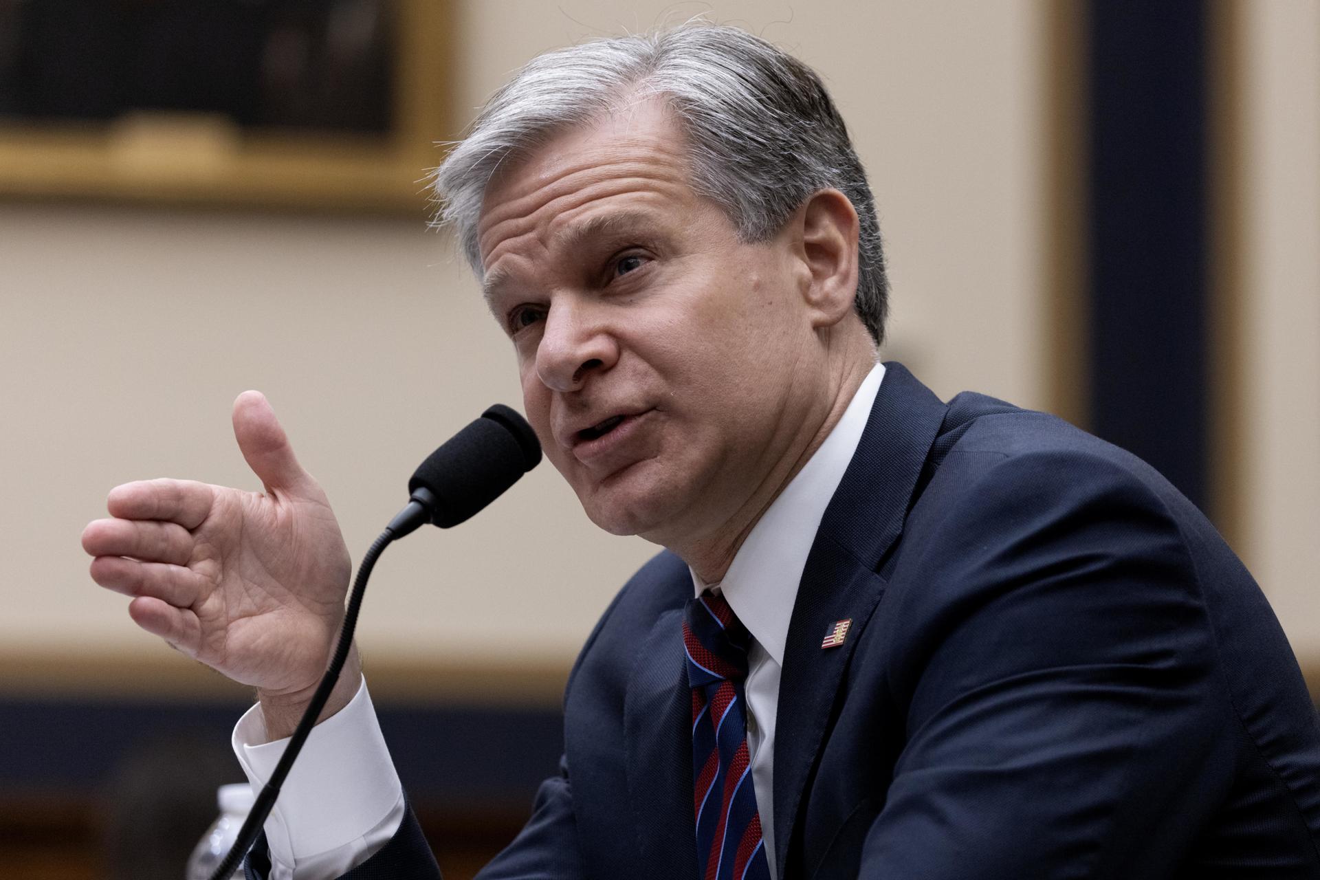 El director del FBI anuncia que dimitirá antes de que Trump tome el poder