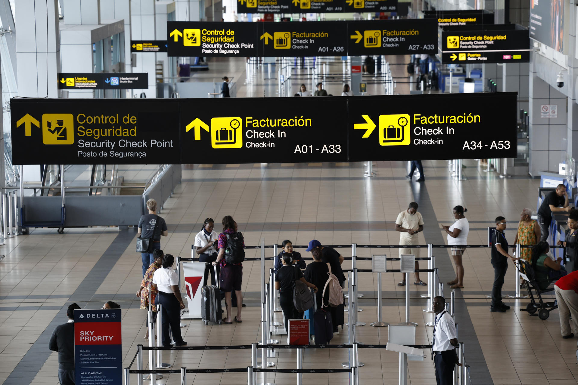Empresarios rechazan propuesta de tasa de 10 dólares a pasajeros en tránsito en Panamá