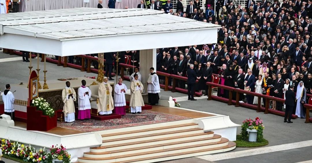 Más de 150 mil personas asisten a la misa de inicio de pontificado de León XIV