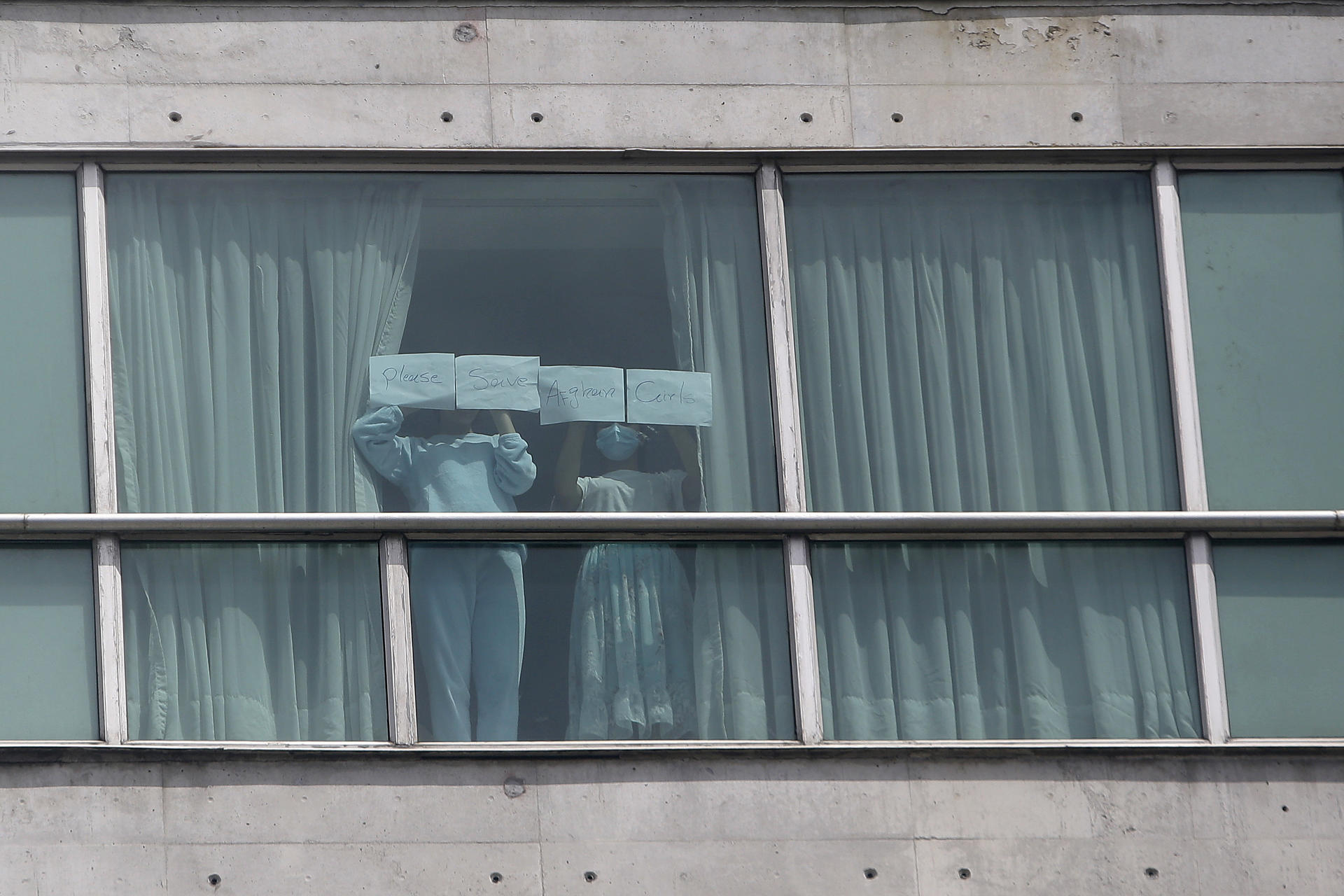 «Ayuda», el mensaje desesperado que lanzan migrantes deportados de EE.UU. desde las ventanas de un hotel en Panamá