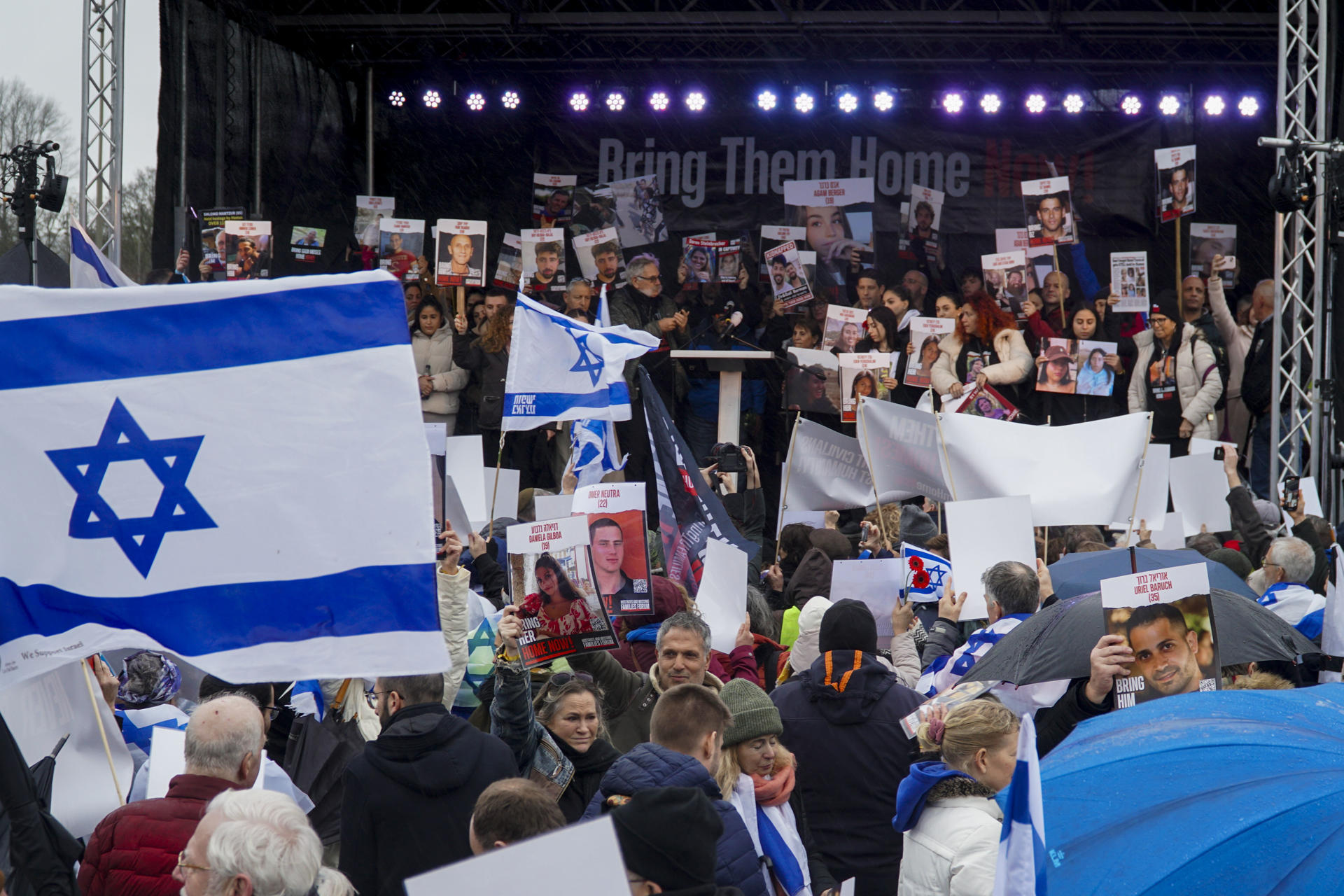 Familiares de rehenes israelíes en Gaza piden al Gobierno aceptar la tregua con Hamás