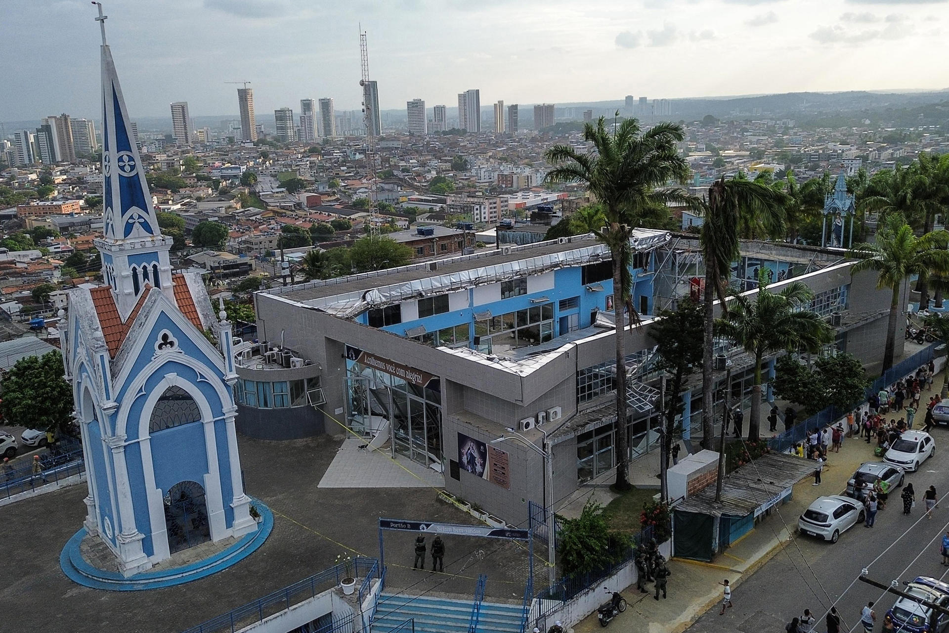 Al menos dos muertos y 17 heridos al derrumbarse el techo de un santuario en Brasil