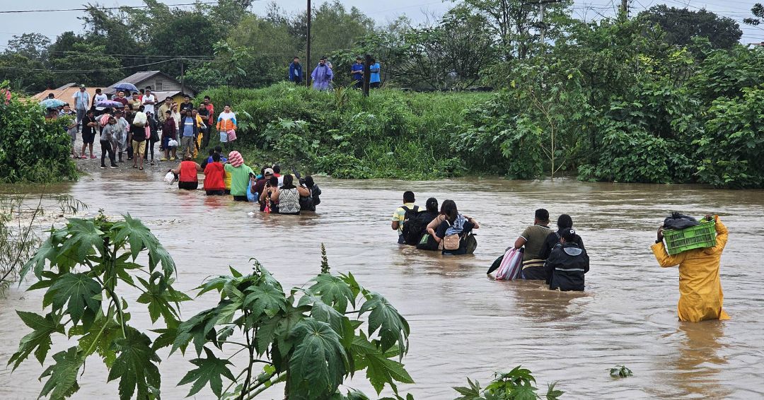 La tormenta tropical Sara comienza a alejarse lentamente de Honduras intensificando lluvias